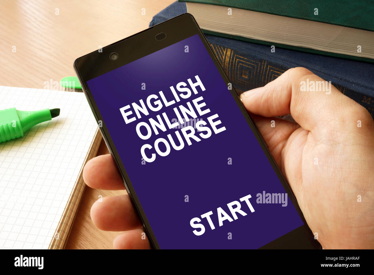 Hand mit Smartphone und Online-Englischkurs. Stockfoto
