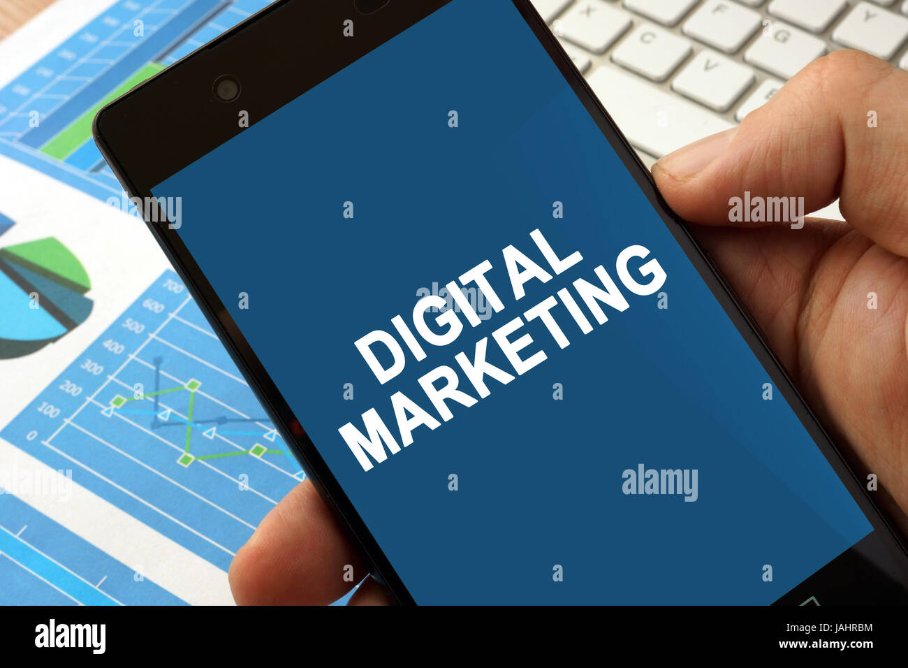 Hand mit Smartphone und app digitales Marketing. Stockfoto