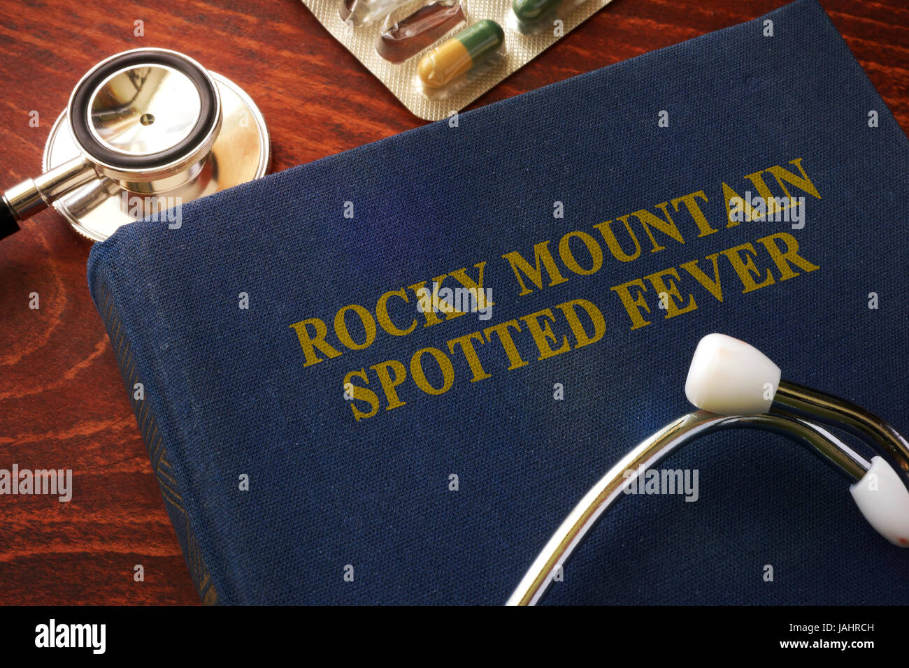 Buchen Sie mit Titel Rocky-Mountain-Fleckfieber (RMSF). Stockfoto