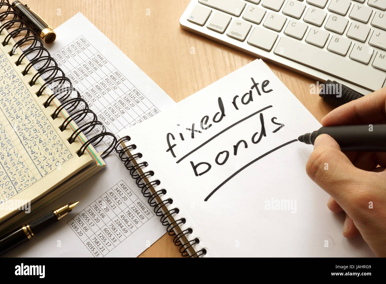 Festverzinsliche Anleihen in einer Notiz geschrieben. Handel mit Konzept. Stockfoto