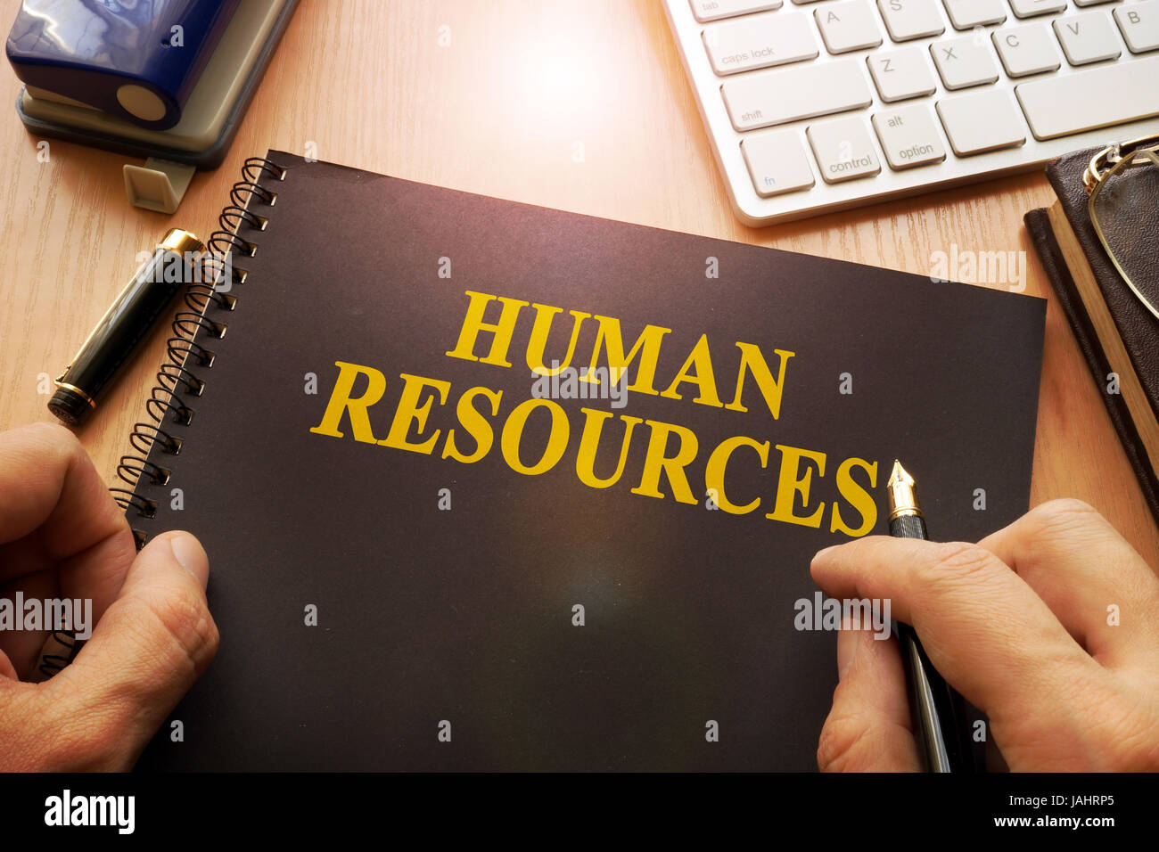 Buchen Sie mit Namen Human Resources in einem Büro. Stockfoto