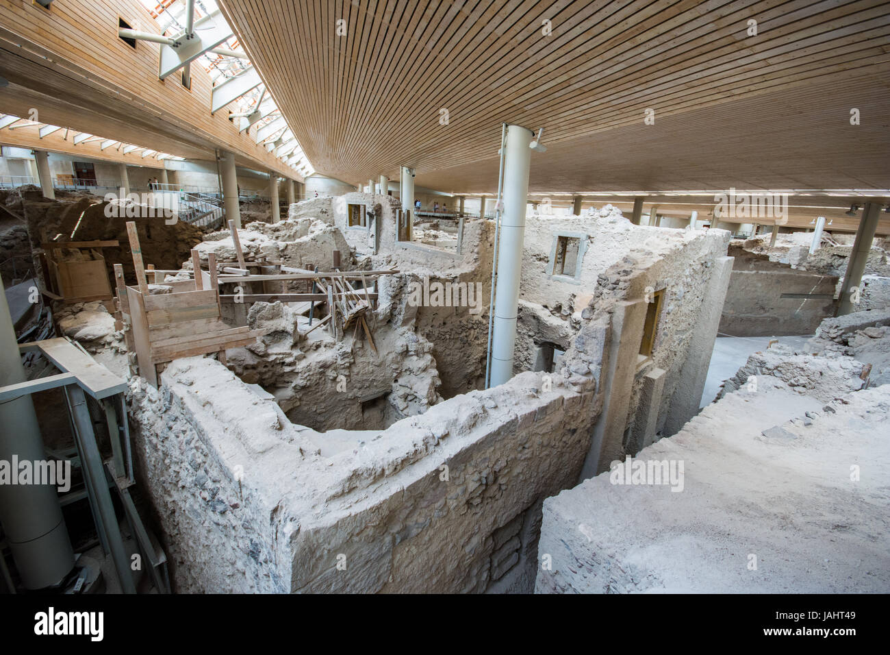 Akrotiri ist eine archäologische Stätte aus der minoischen Bronzezeit auf der griechischen Insel Santorin (Thera). Foto von wiederhergestellten alten Gebäuden und decora Stockfoto