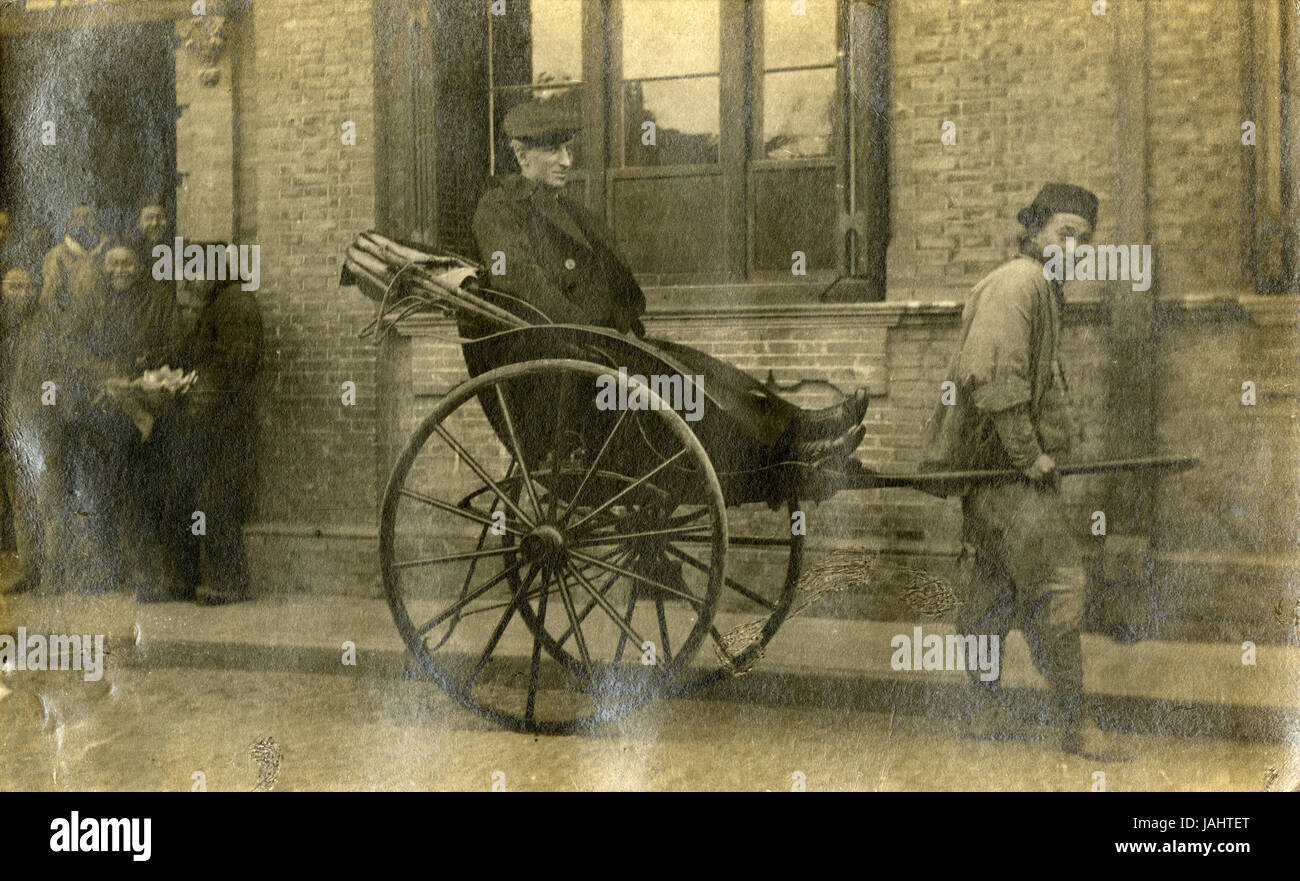 Antike 1908 Foto, westlichen Menschen in gezogenen Rikscha in Shanghai, China. QUELLE: ORIGINAL FOTOABZUG. Stockfoto