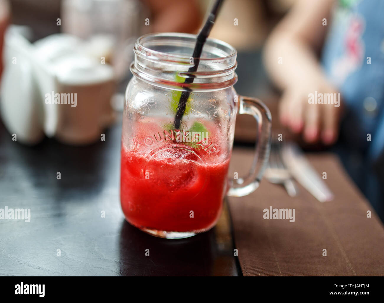 Himbeer Limonade im Einmachglas mit Eis und Minze. Stockfoto