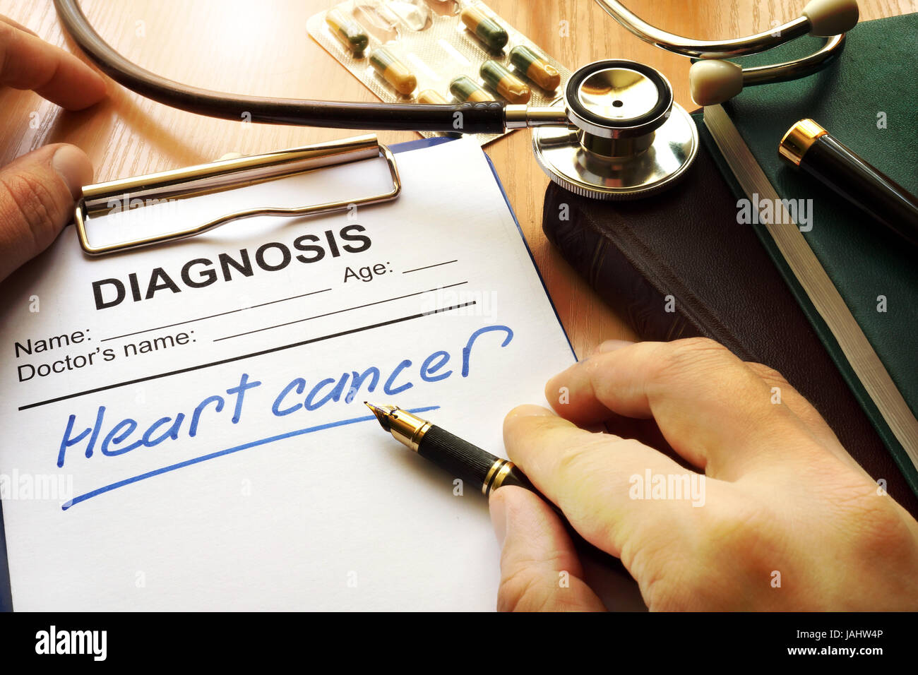 Herz-Krebs-Diagnose in einem medizinischen Formular. Stockfoto