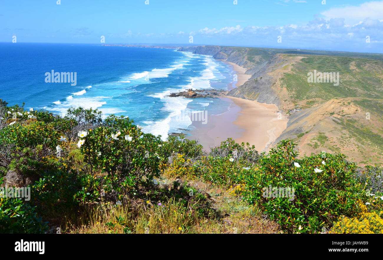 Schöne Wellen an der Westküste der Algarve zwischen Praia do Amado und Cabo de Sao Vincente (Costa Vicentina) Stockfoto