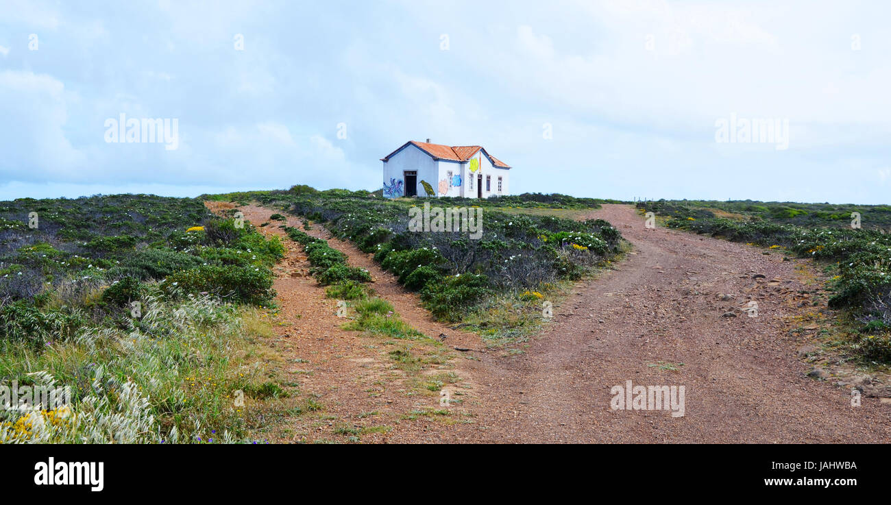 Vergessene Häuschen mit Graffiti an der Westküste der Algarve zwischen Praia Do Amado und Cabo de Sao Vincente (Costa Vicentina) Stockfoto