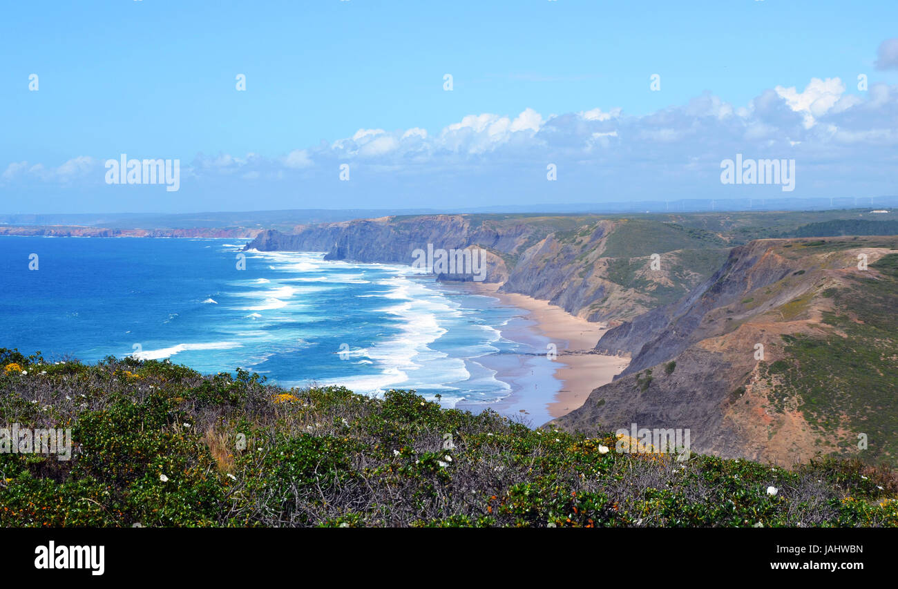 Wunderschöne Westküste der Algarve zwischen Praia Amado und Cabo de Sao Vincente (Costa Vicentina) mit Wolken Stockfoto