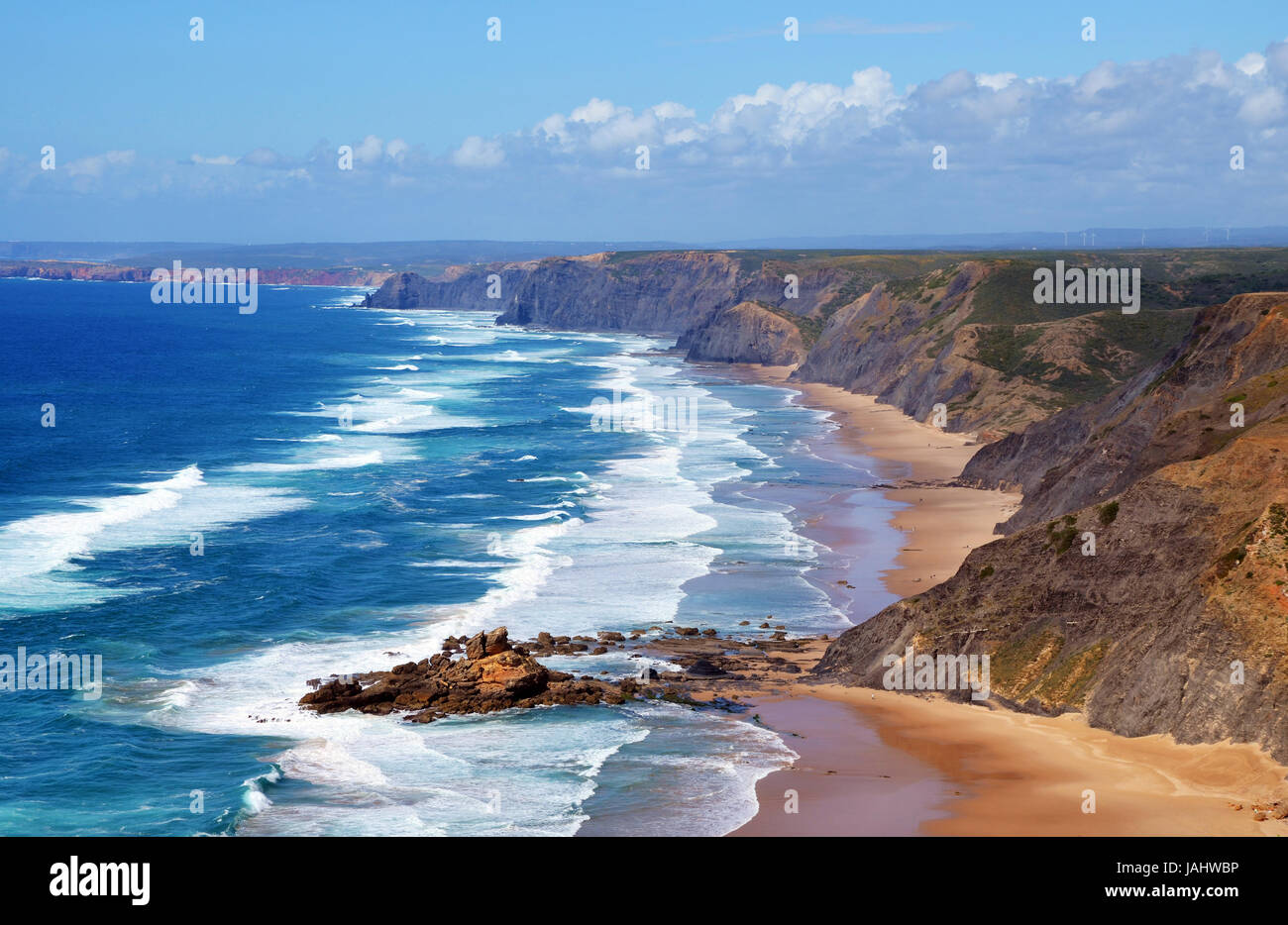 Schöne Wellen an der Westküste der Algarve zwischen Praia do Amado und Cabo de Sao Vincente (Costa Vicentina) Stockfoto