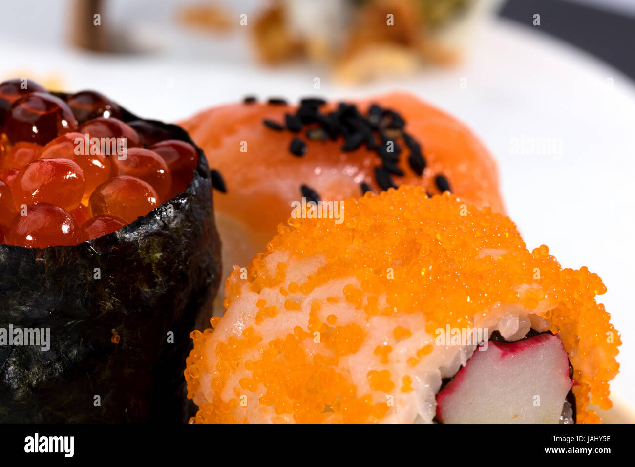 Sushi Stücke, Makrofotografie mit hoher Auflösung und groß. Und gunkan Maki im Vordergrund. Stockfoto