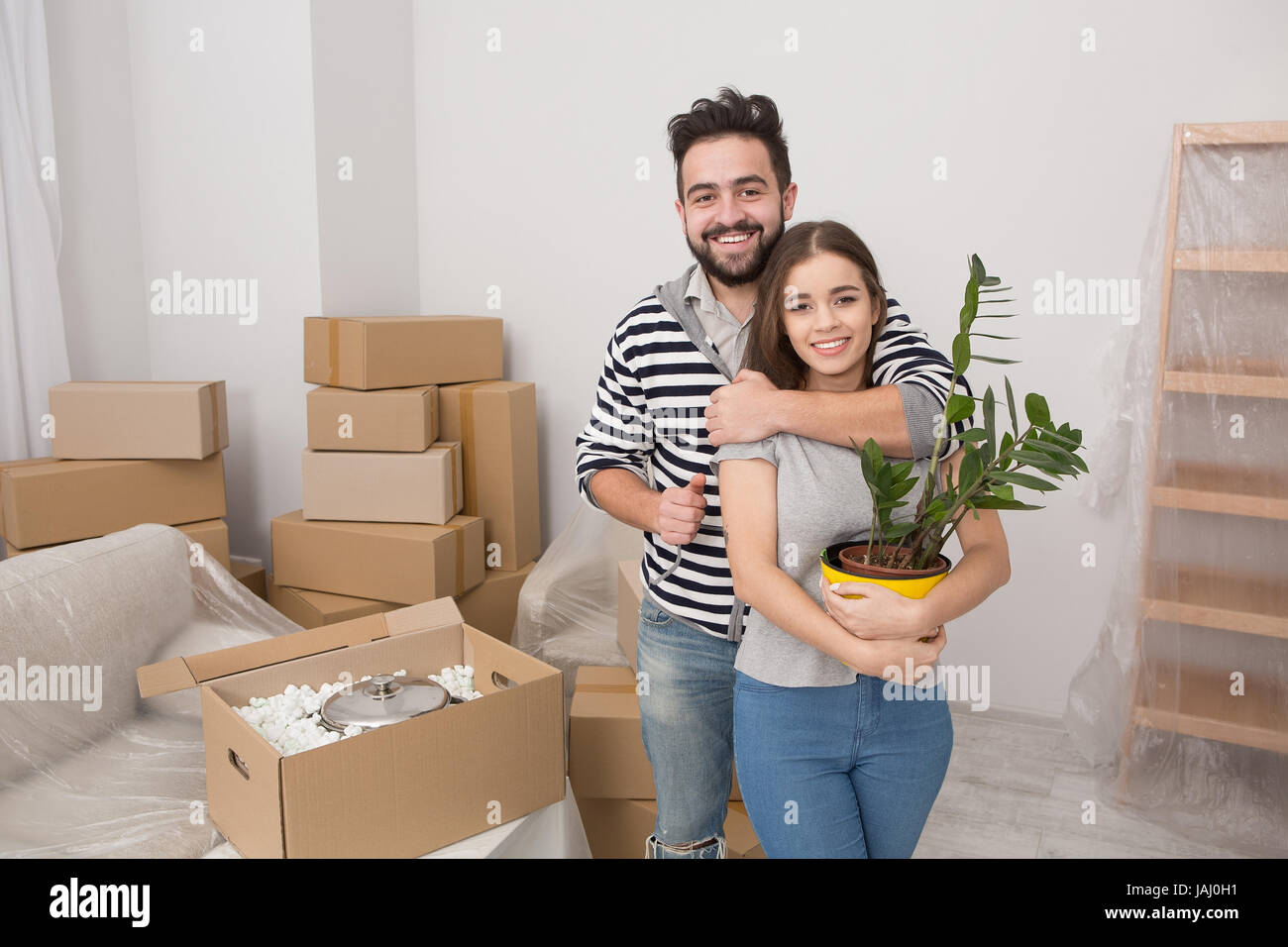 Verlegung des jungen Familienglück zu Strecke Wohnung. Stockfoto