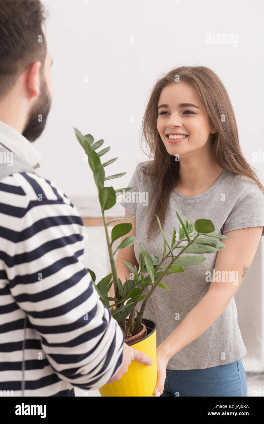 Junge glückliche Familie Umzug in neues Zuhause. Stockfoto