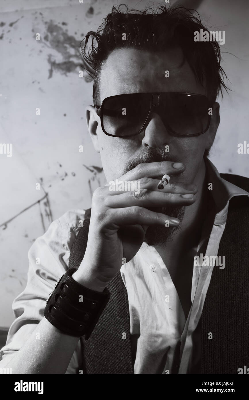 Porträt von einem Raucher bärtiger Mann gekleidet in Sonnenbrillen Stockfoto
