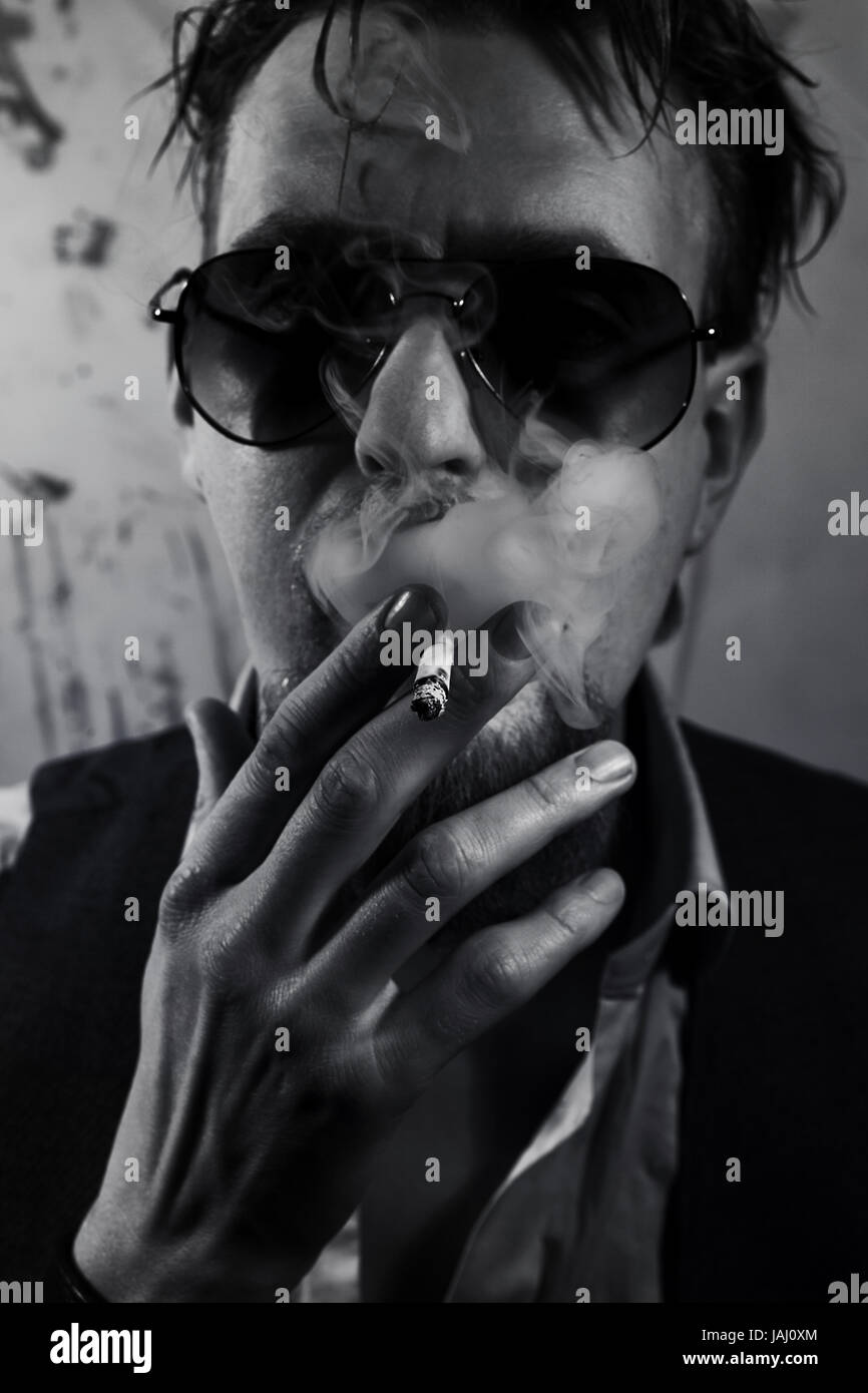 Porträt von einem Raucher bärtiger Mann gekleidet in Sonnenbrillen Stockfoto
