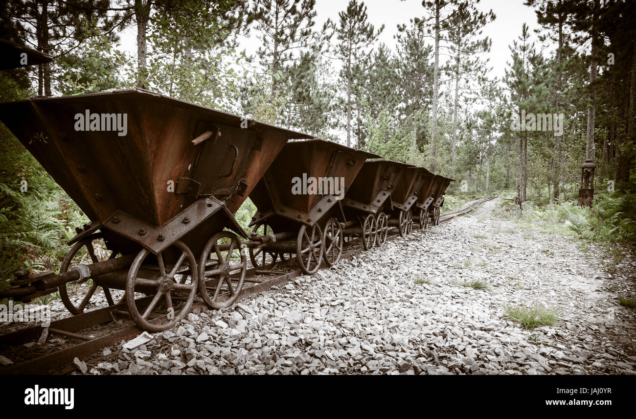 Alten Erz Wagen in einer verlassenen mine auf obere Halbinsel, Michigan Stockfoto