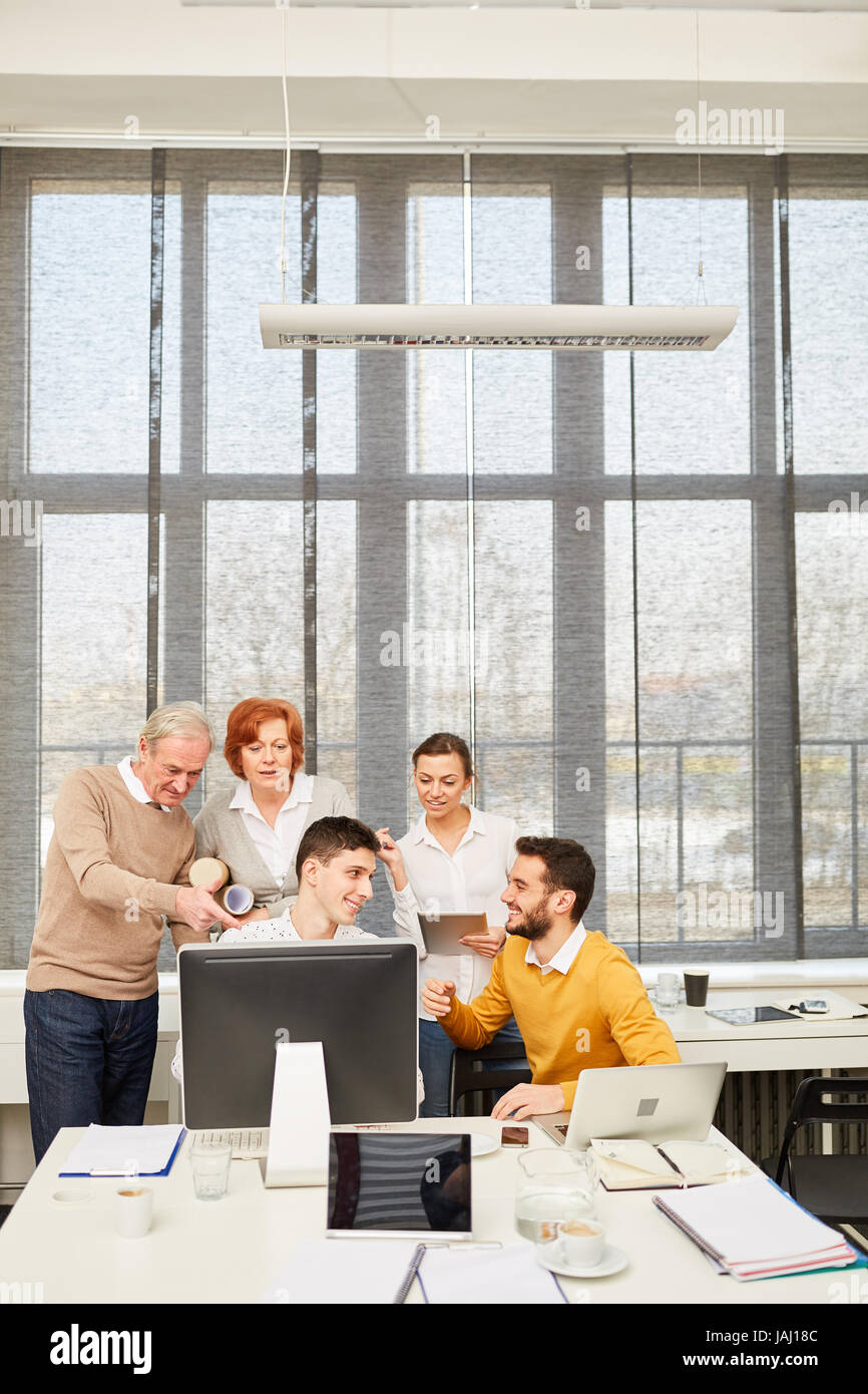 Business-Team in Computer-e-Learning-Workshop im Büro Stockfoto