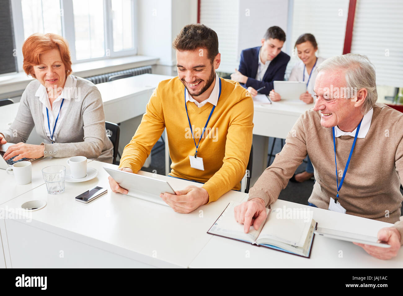 Team von senior und junge Geschäftsleute in e-Learning-seminar Stockfoto