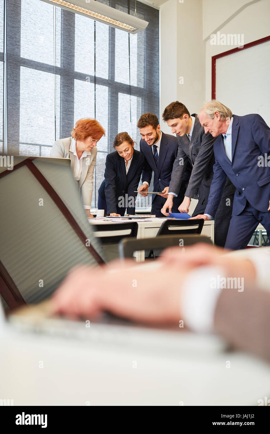 Hände, die Eingabe Protokoll auf Laptop für Geschäftstreffen im Hintergrund Stockfoto