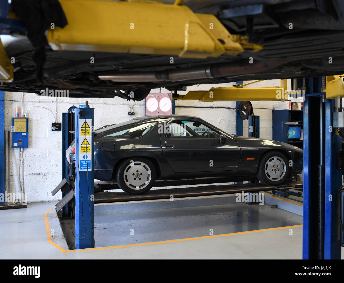 Klassische Porsche 928 s auf einer TÜV-station Stockfoto