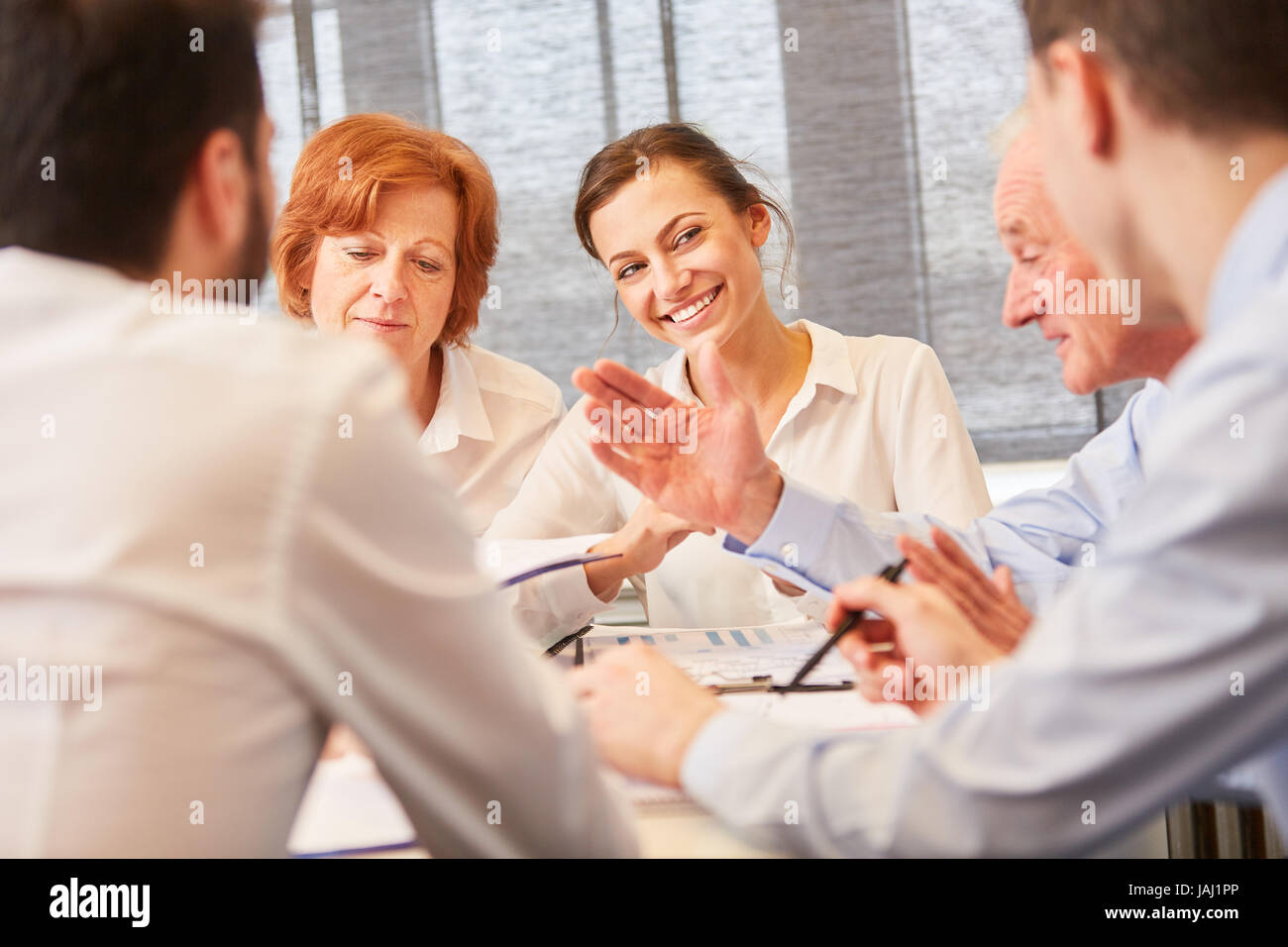 Junge Frau und ihre Business-Team in der Beratung treffen Stockfoto