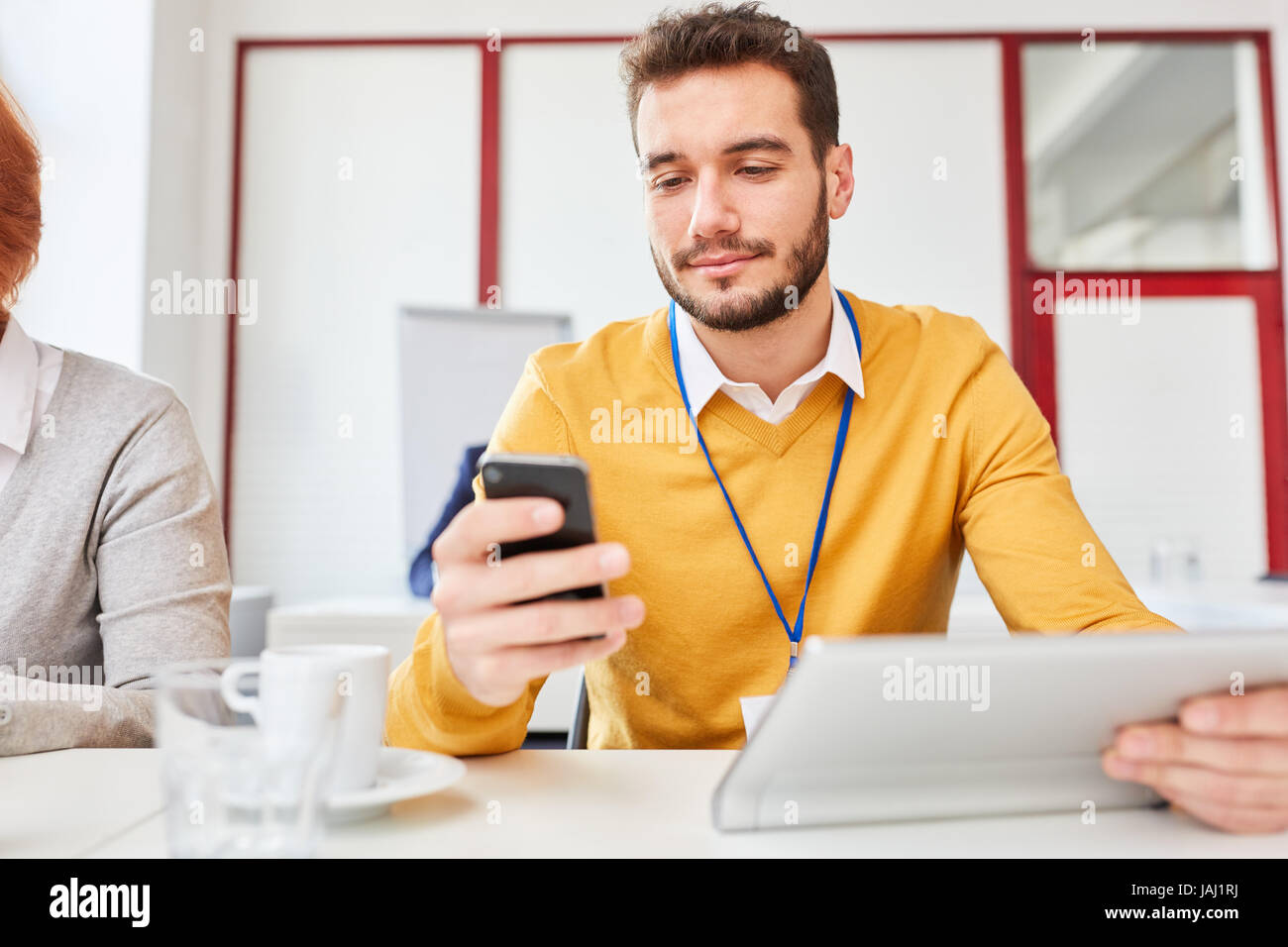 Geschäftsmann mit SMS-Smartphone-app für das Schreiben von Nachrichten Stockfoto