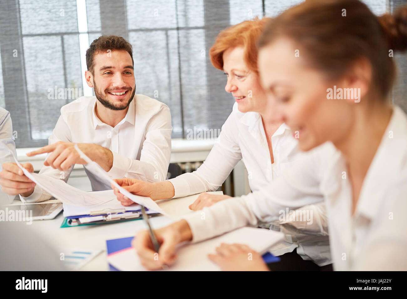 Business-Team in einer Diskussion über weitere Finanzplanung Stockfoto