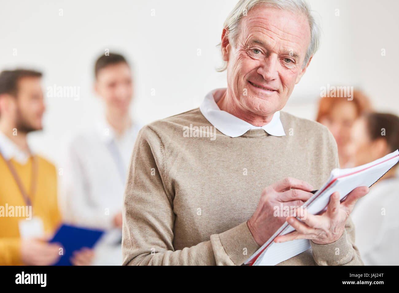 Ältere Menschen als Experten zu konsultieren hat eine Geschäftsidee Stockfoto