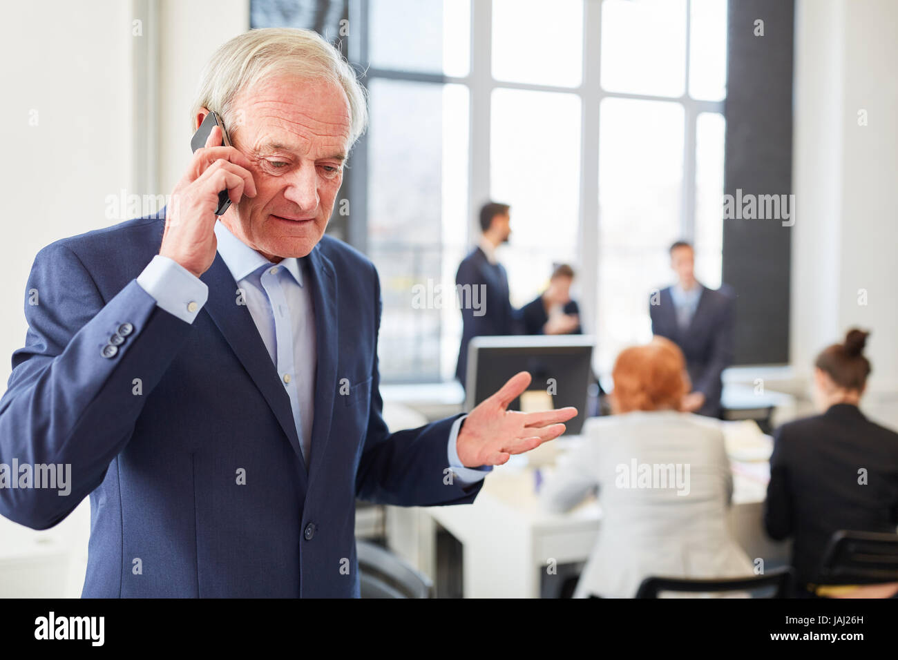 Senior als Rechtsanwalt oder Berater machen Anruf mit smartphone Stockfoto