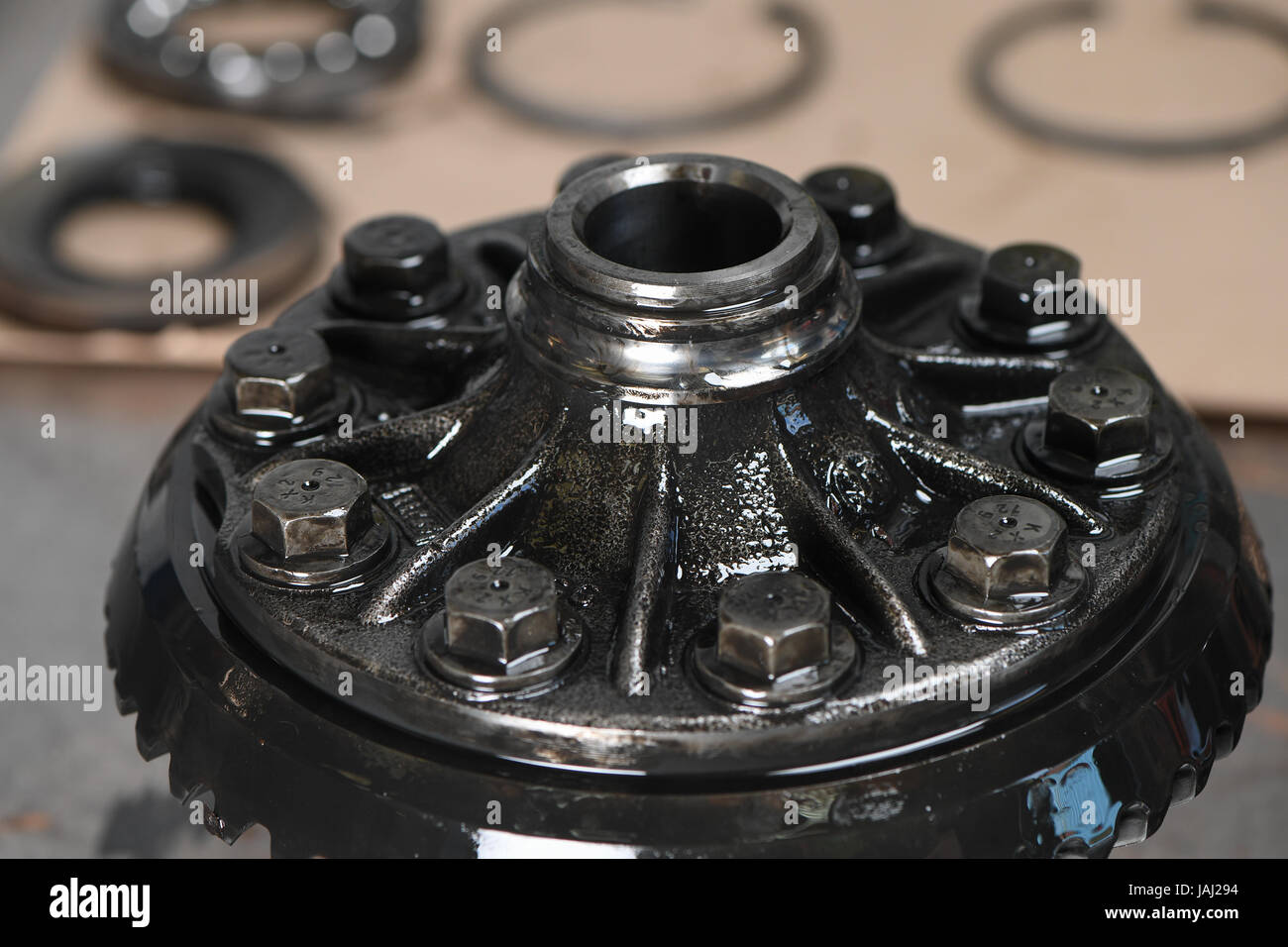 Entfernen von Zahnkranz und Differential aus BMW Alpina Stockfoto
