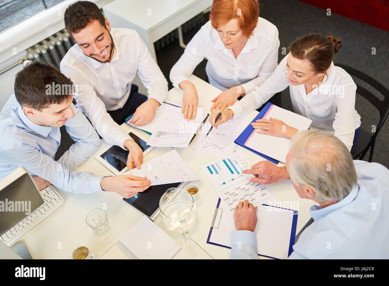 Business-Team in einer Konferenz-Diskussion über Strategie Planung Analyse Stockfoto