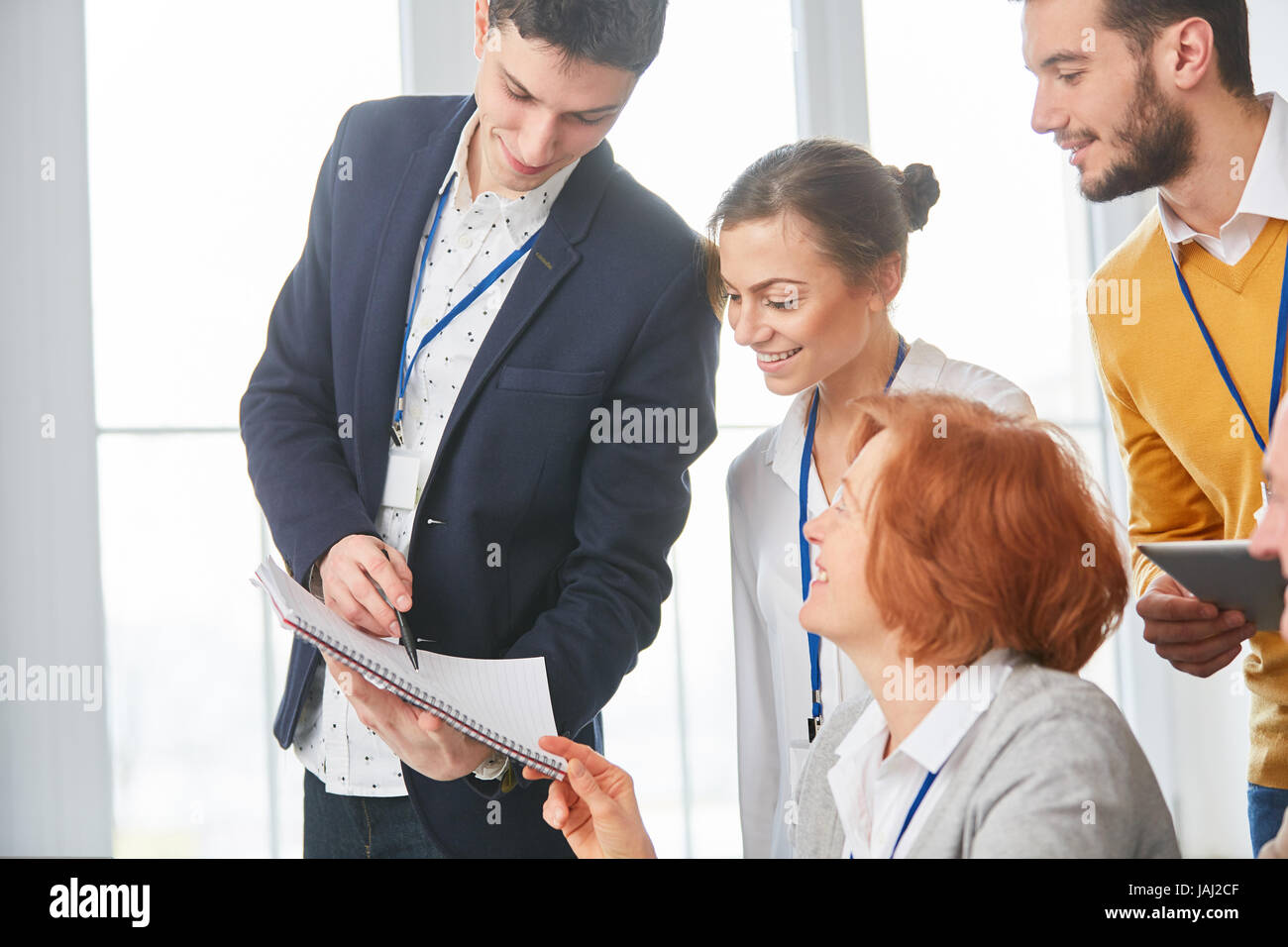 Junger Mann findet Lösung und berät Business Team Stockfoto