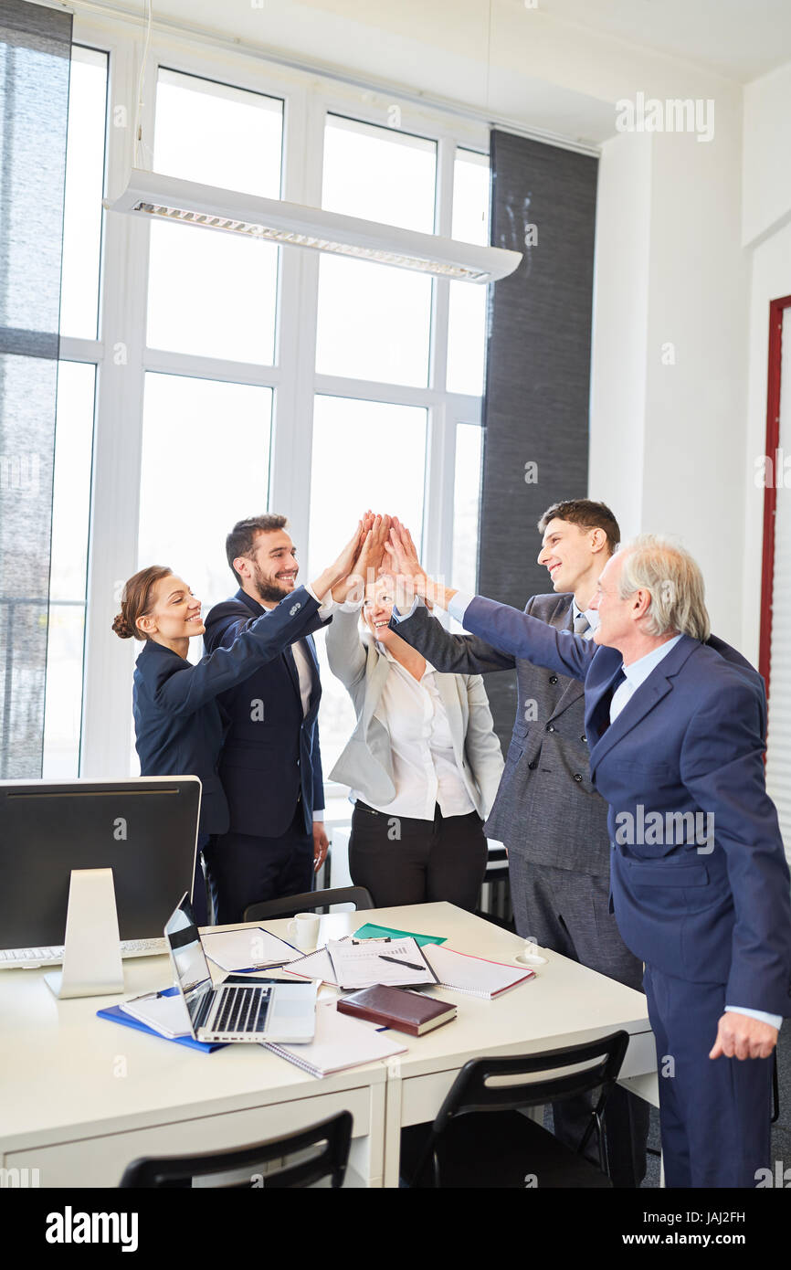 High Five zwischen Business-Team zum Erfolg zu feiern Stockfoto