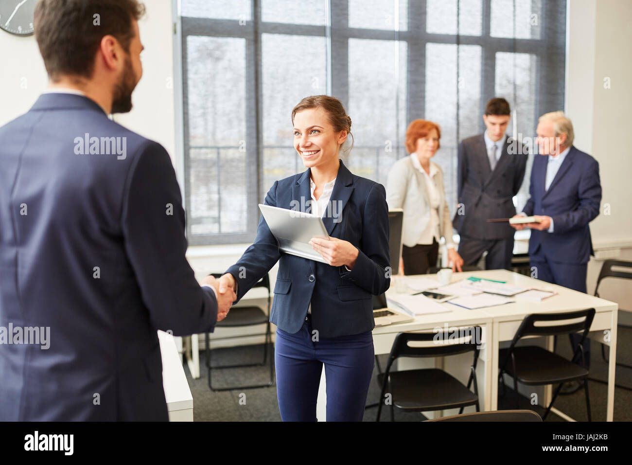 Geschäftspartnern schütteln sich die Hände als willkommen bei Business-meeting Stockfoto