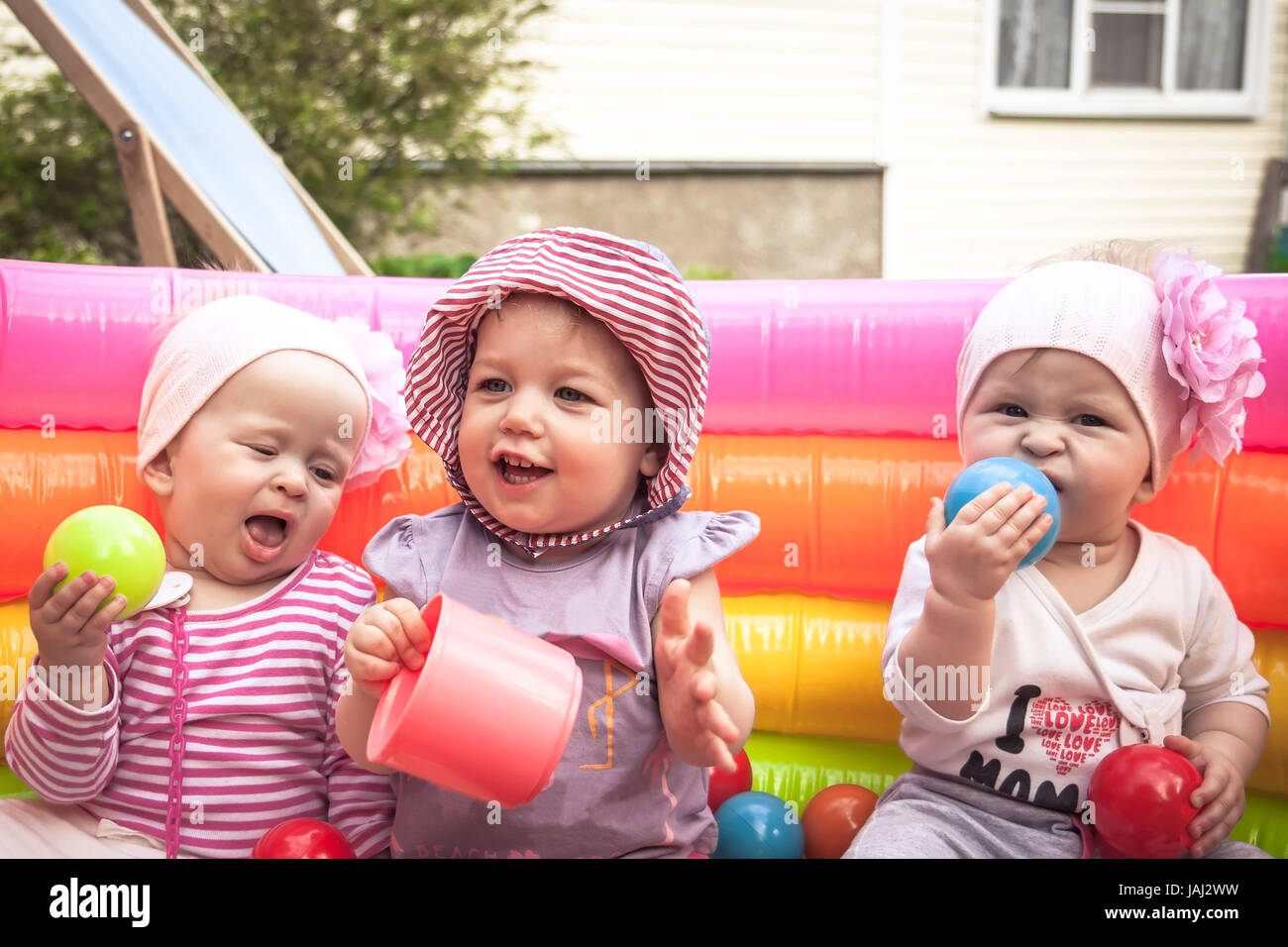 Gruppe des Lächelns fröhlich niedlichen Kinder Mädchen spielen zusammen im Vergnügungspark mit Spielzeug für Kinder Freundschaft und glückliche Kindheit Stockfoto