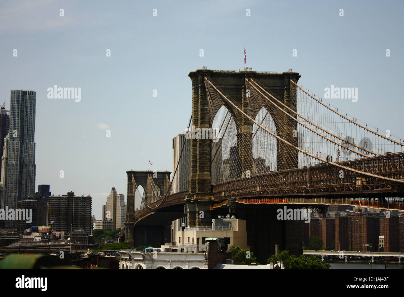 Brücke zum Beton-Dschungel Stockfoto