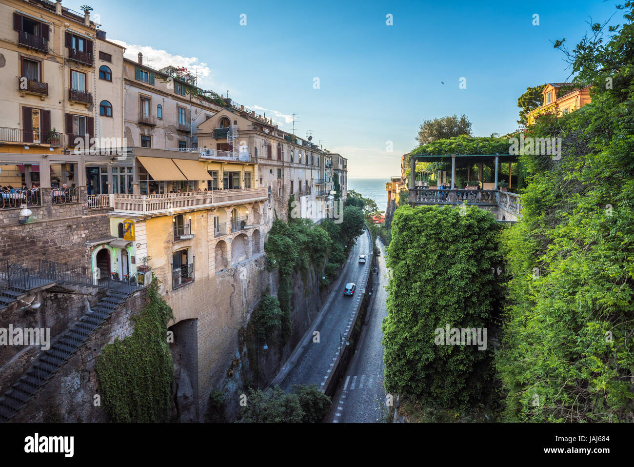Straßen von Sorrento, beliebter Ferienort in der Bucht von Neapel in Süditalien Stockfoto Straßen von Sorrento, beliebter Ferienort in der Bucht von Neapel in Süditalien Stockfoto