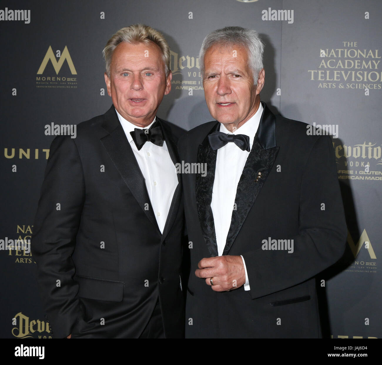 2017 kreative Daytime Emmy Awards drücken Sie am Pasadena Civic Auditorium - Zimmer mit: Pat Sajak, Alek Trebek wo: Pasadena, Kalifornien, Vereinigte Staaten, wann: 29. April 2017 Kredit: Nicky Nelson/WENN.com Stockfoto