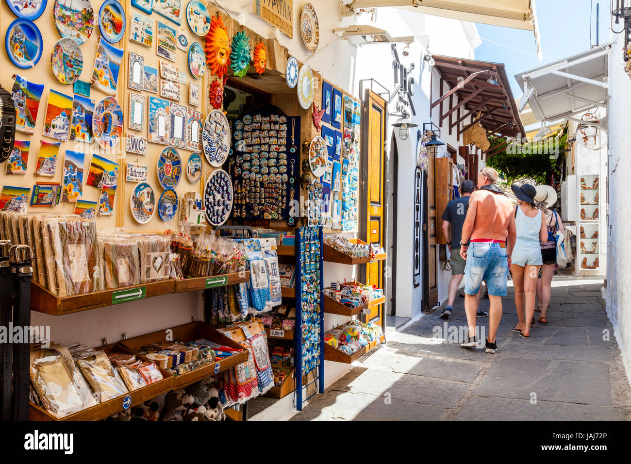 Touristen, die Einkaufsmöglichkeiten für Souvenirs In der Stadt Lindos,  Rhodos, Griechenland Stockfotografie - Alamy