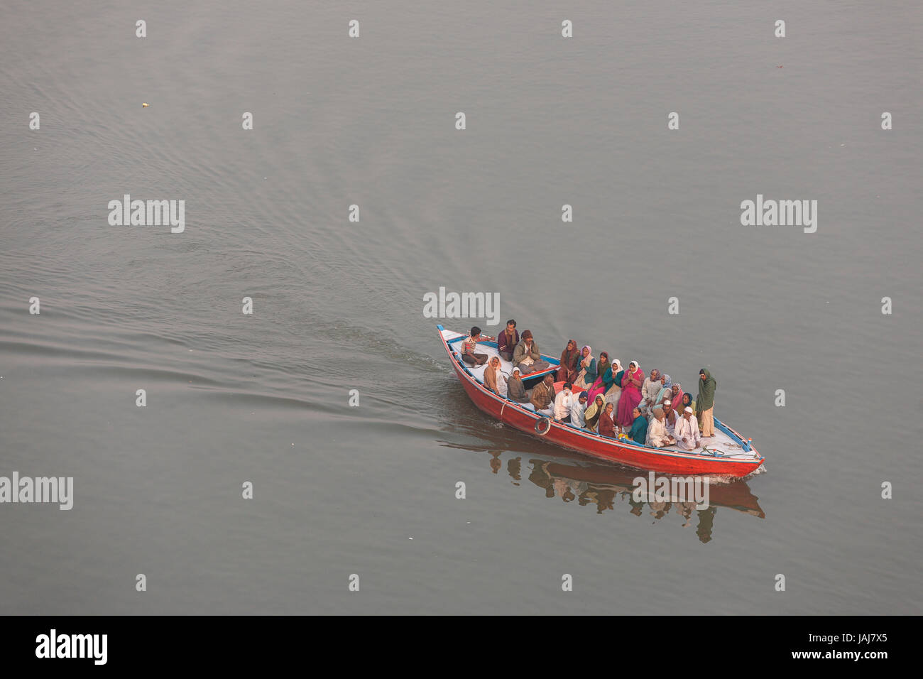 Boote auf dem Fluss Ganges, Varanasi, Uttar Pradesh, Indien, Asien Stockfoto