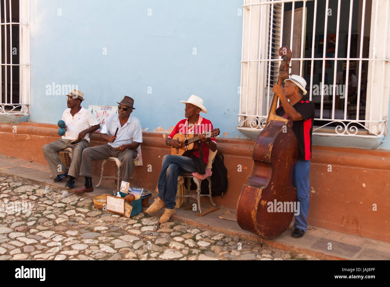 Band spielt auf der Straße. Trinidad, Kuba Stockfoto