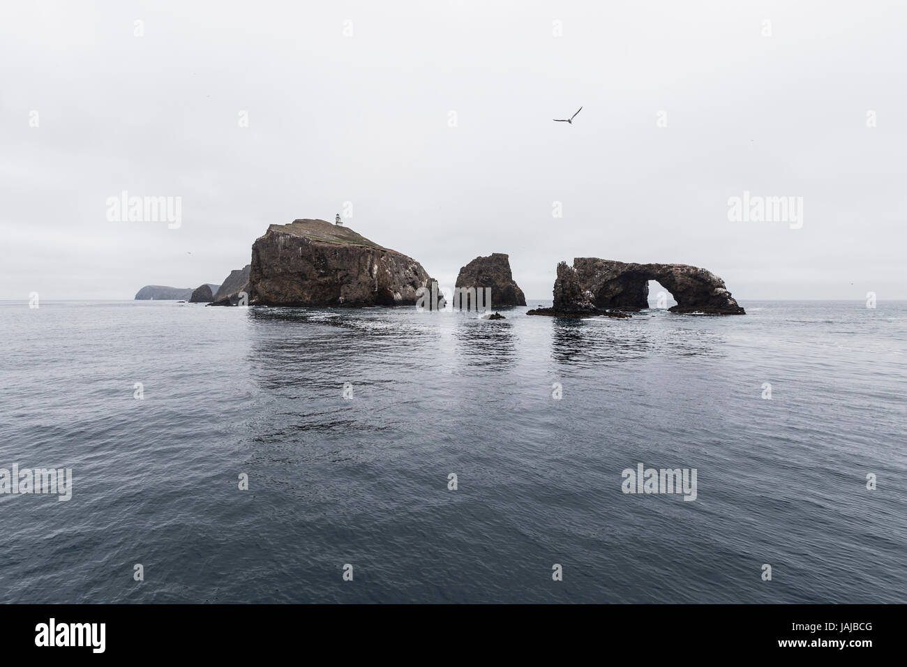 Anacapa Island mit ruhigem Wasser und Wolken im Channel Islands National Park in Süd-Kalifornien. Stockfoto