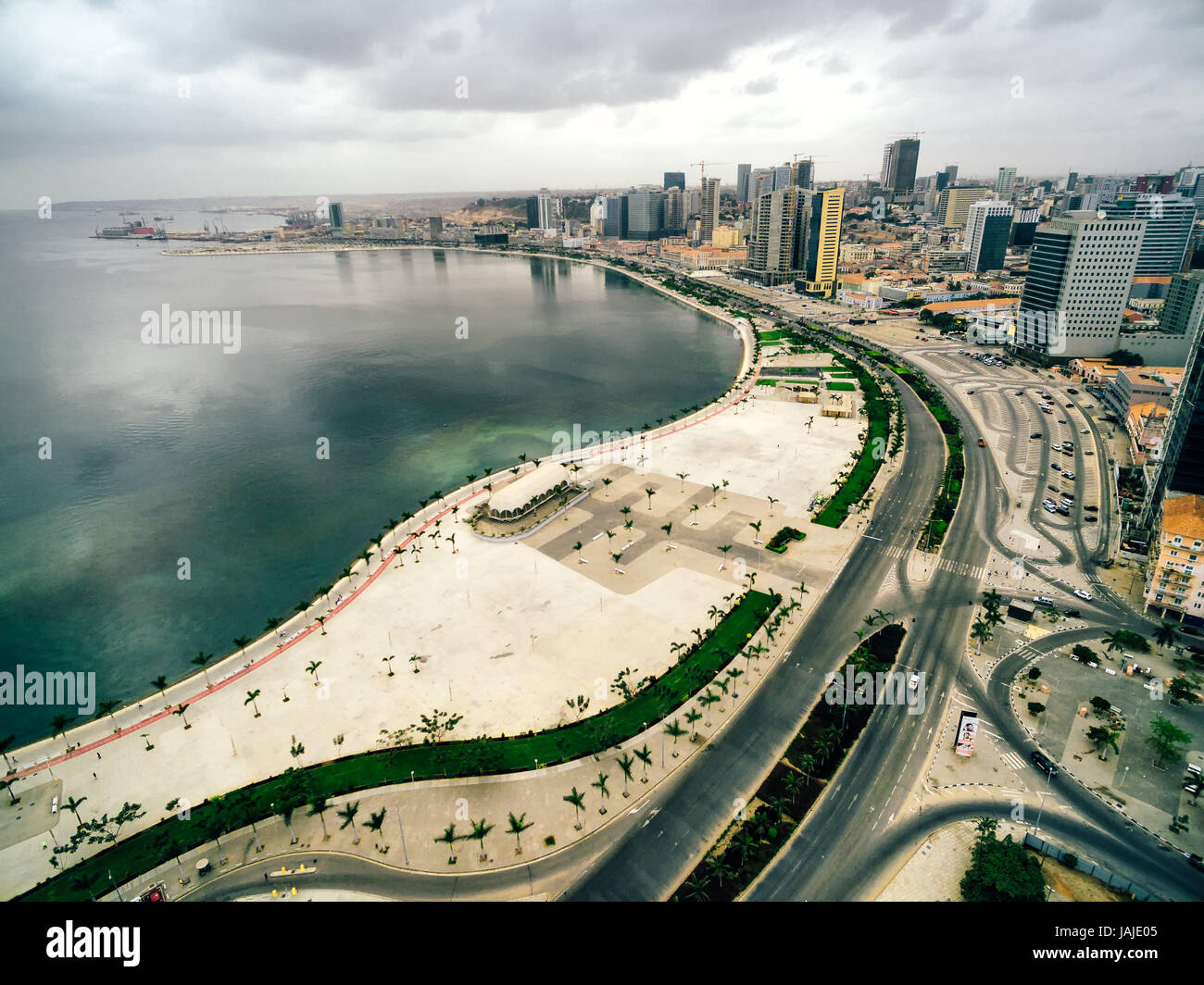 Die Bucht von Luanda und Marginal in Angolas Hauptstadt Luanda. Stockfoto