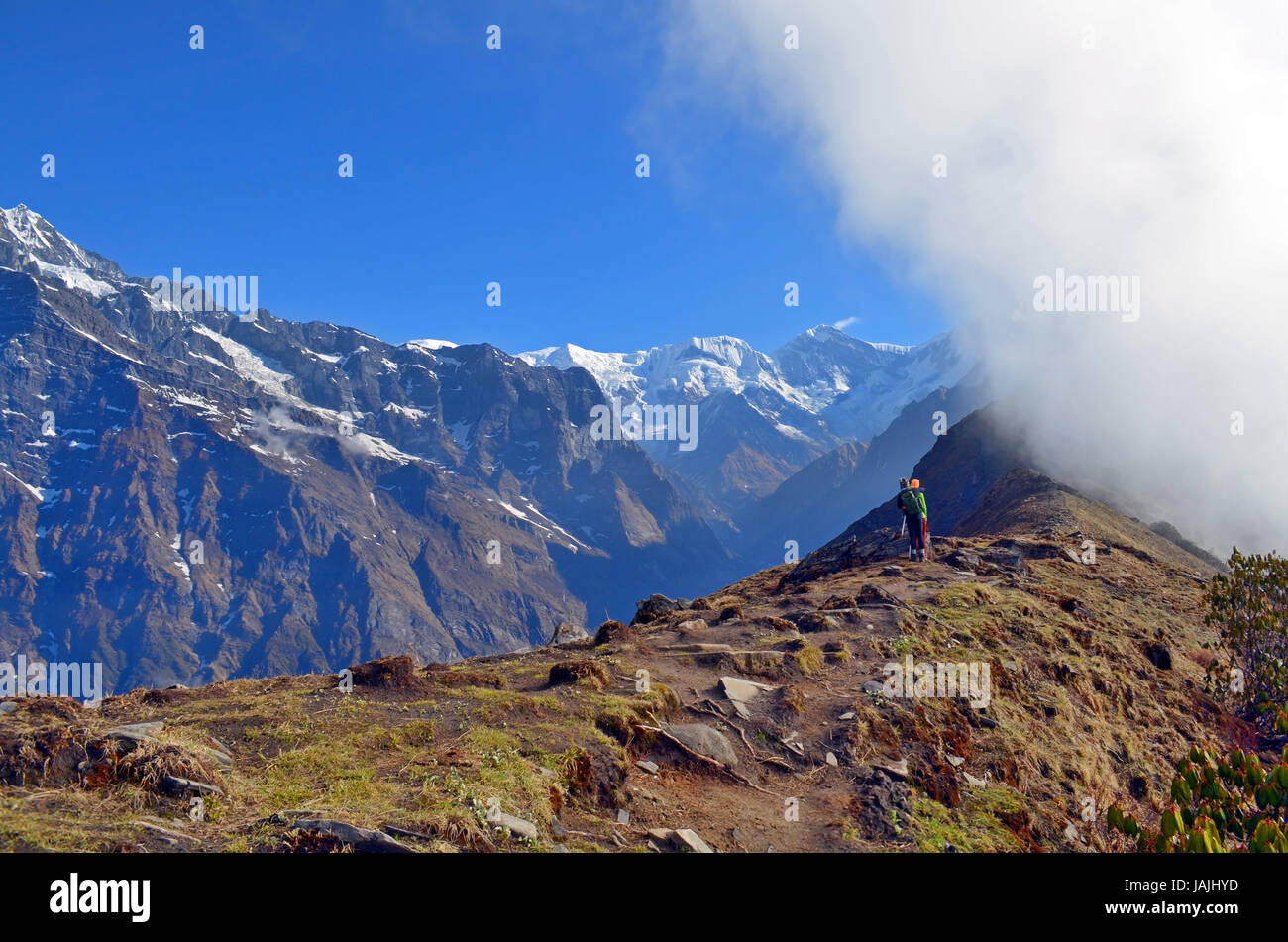 Zwei Reisende in Berglandschaft und Cloud im Himalaya. Annapurna Region Nepal Stockfoto