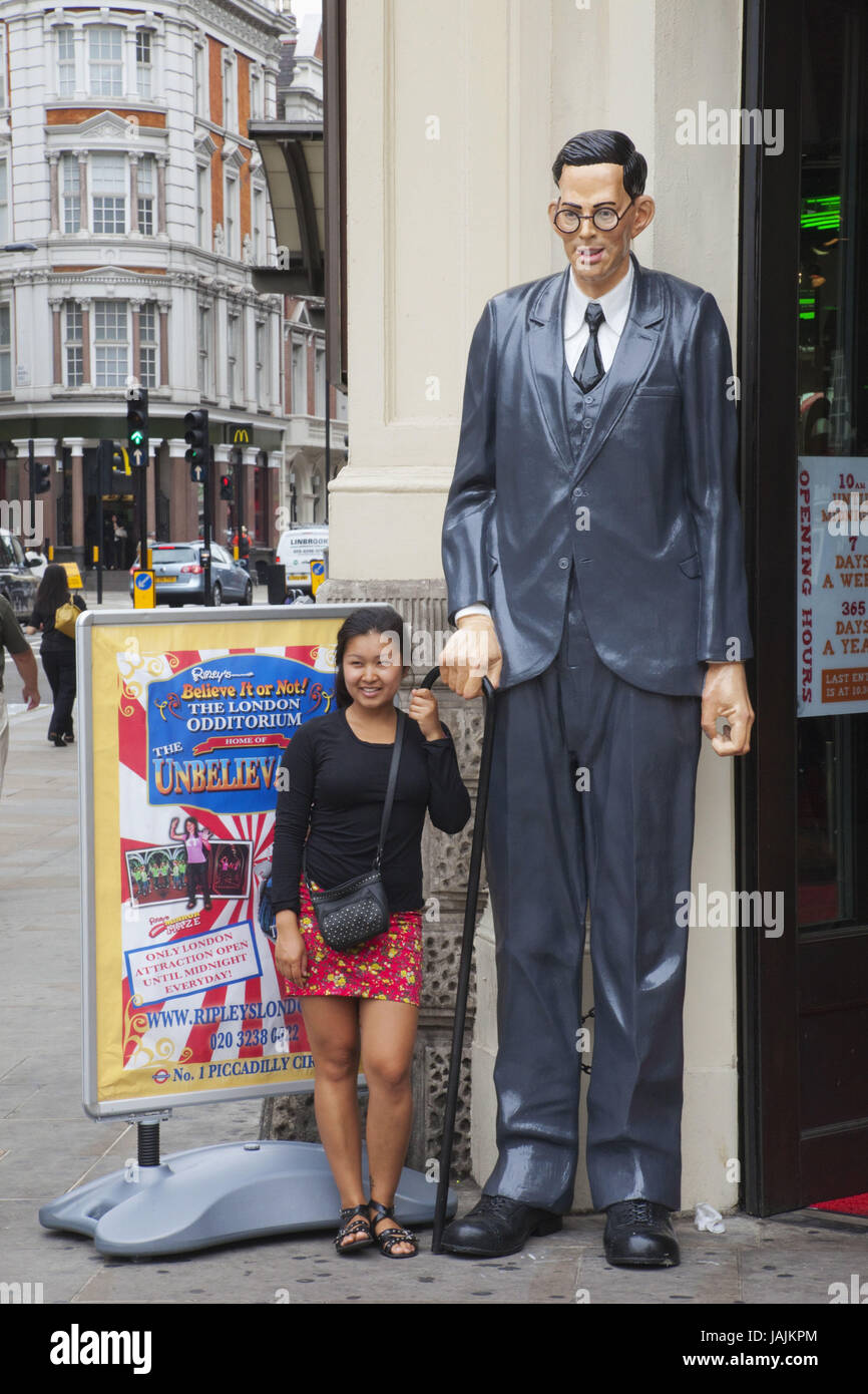 England, London, Picadilly Circus, touristischen und übergroßen Charakter vor dem Museum "Ripley es Believe it or not!" Stockfoto England, London, Picadilly Circus, touristischen und übergroßen Charakter vor dem Museum "Ripley es Believe it or not!" Stockfoto