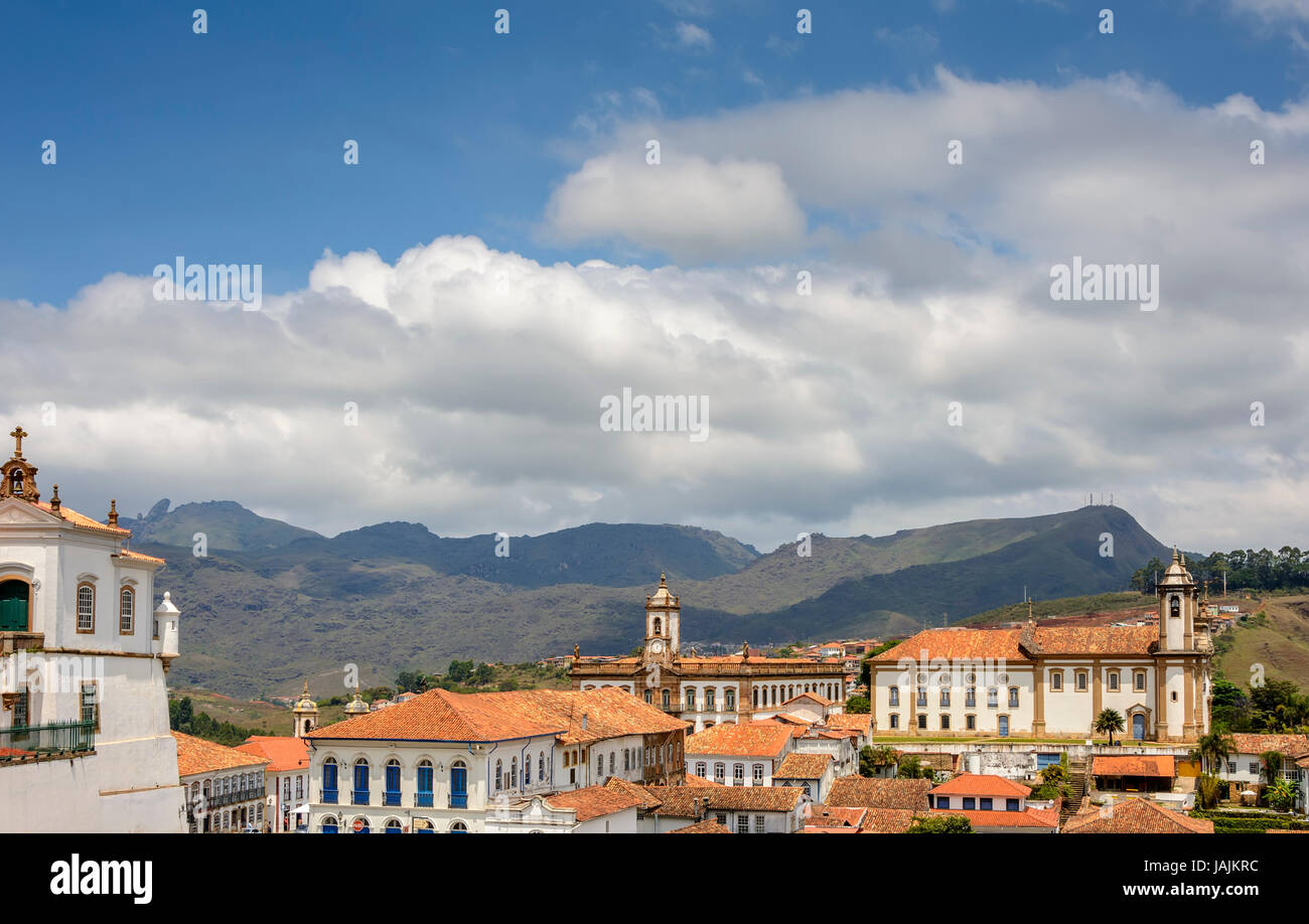 Blick auf die Innenstadt von der Stadt Ouro Preto mit seinen alten und Geschichten Gebäude und Kirchen und Architektur-Funktionen Stockfoto