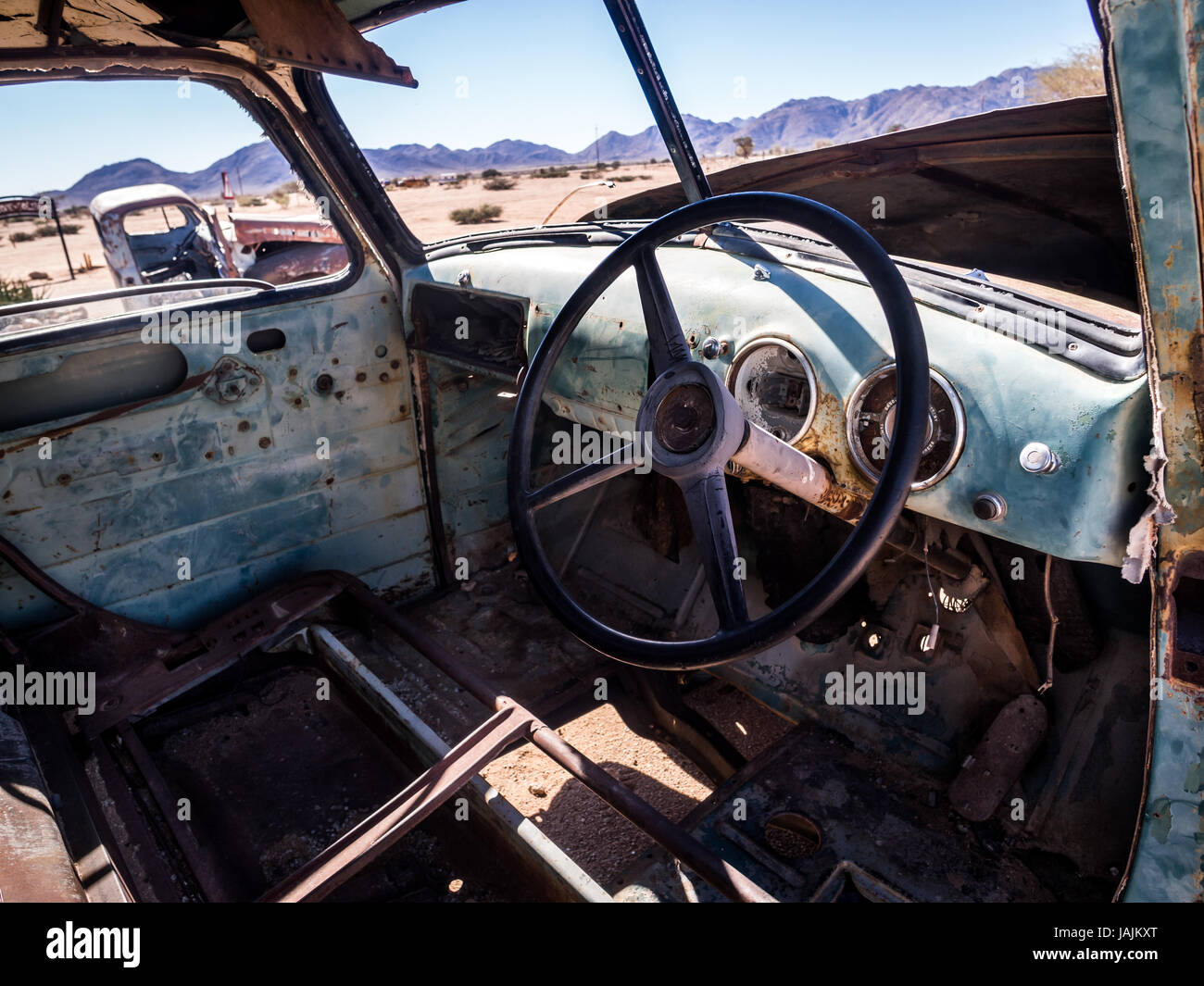 Solitär, NAMIBIA - 18. Juni 2016: Alte Ford Autowrack links in Solitaire auf der Namib-Wüste, Namibia. Stockfoto