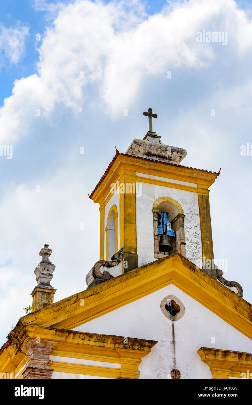 Blick auf den historischen Glockenturm der Kirche der Muttergottes der Barmherzigkeit in der antiken Stadt Ouro Preto Stockfoto