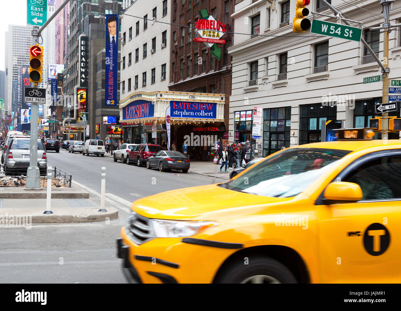Plakate mit Late Show mit Stephen Colbert und Tourist am Broadway in Manhattan, New York City Times Square Stockfoto