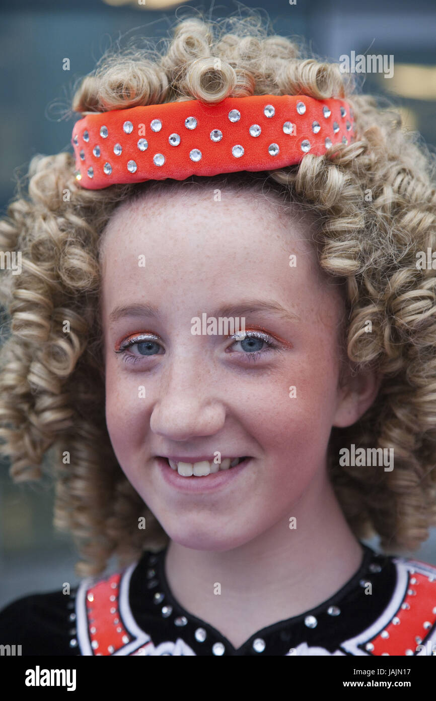 Irland, Mädchen im Irish Dance Kostüm, Lächeln, Porträt, Stockfoto