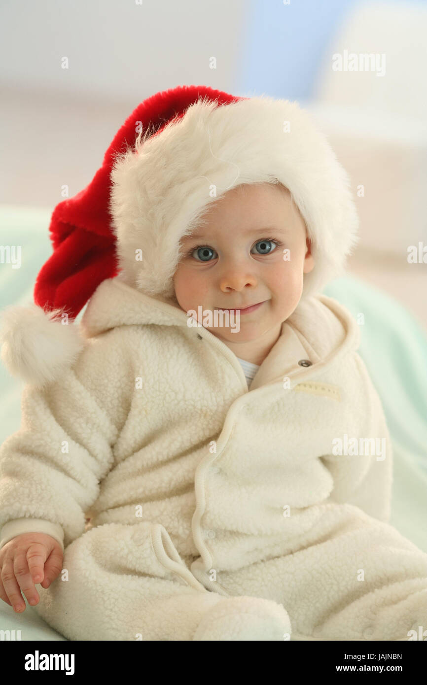 8 Monate, Sit, Nikolaus Mütze, Baby, Kleider, Indoor, Kopfbedeckungen,  Lächeln, Sit Mädchen, Winter, Nikolaus Mütze, Kappe, Futter, Kostüm, Kleider,  lustig, süß, winter Stockfotografie - Alamy